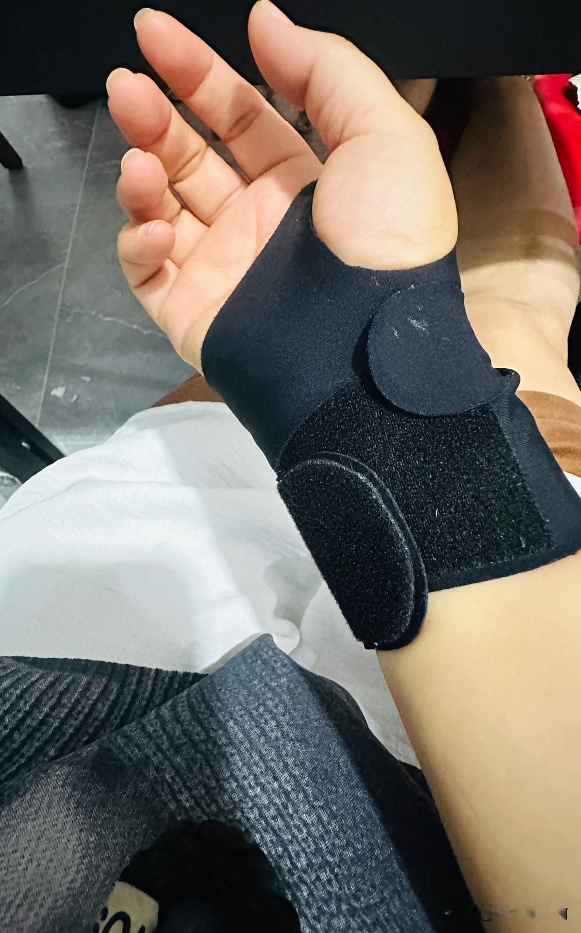 不行，手腕撑不住了。
戴着护腕还止不住在抖。
我的腱鞘炎就是这么来的，而且没有好