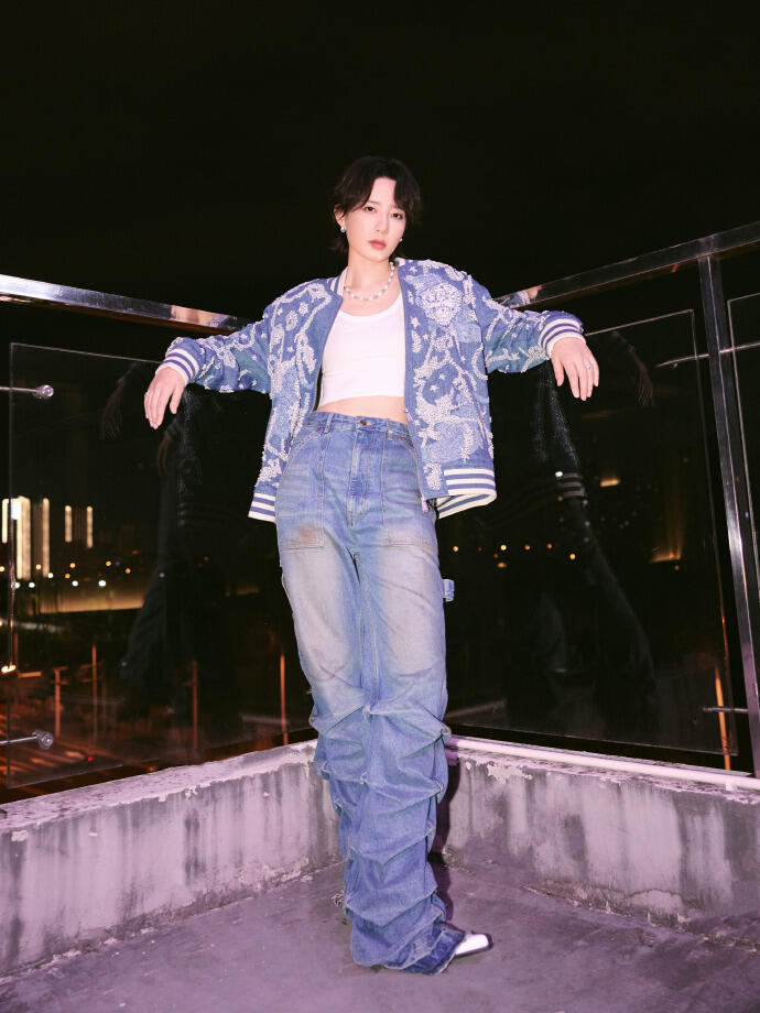 小沈阳李斯丹妮穿了同一件衣服 被这个发现惊到，两人穿同款都魅力十足，少年感穿搭果