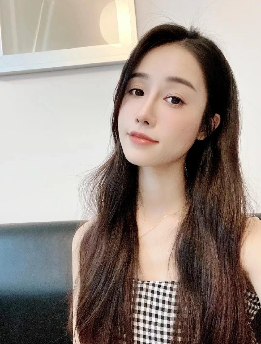 清纯美女真的很吸引眼球，单纯天真加上甜美的笑容，苗条的白皙身材，那就是心中深爱的