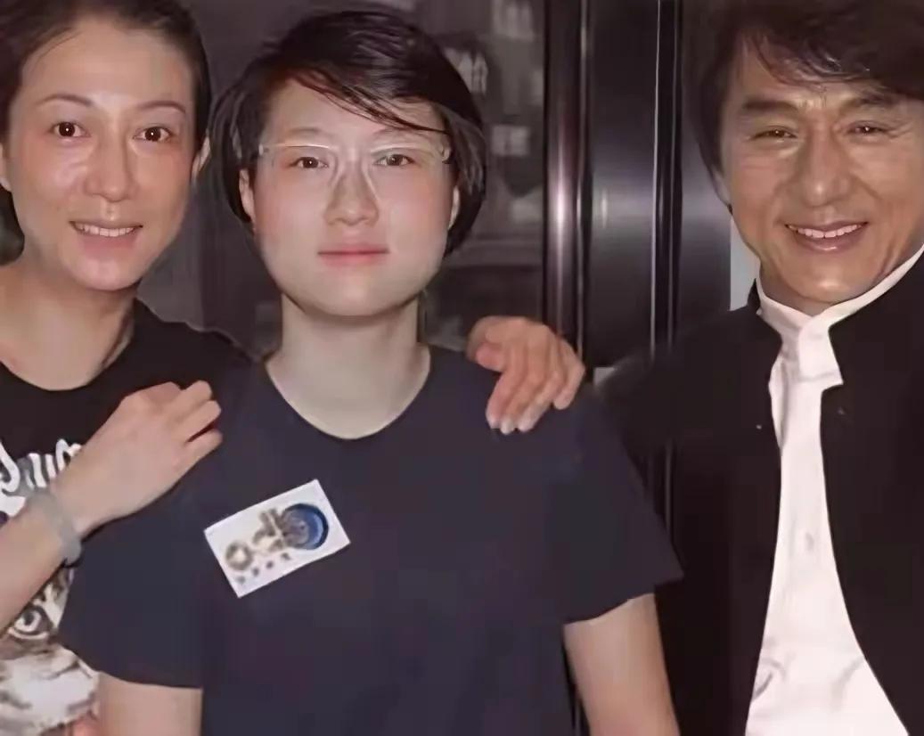 这张照片是怎么回事呀？难道是成龙终于跟许久未见的女儿同框了吗？成龙 成龙女儿 成