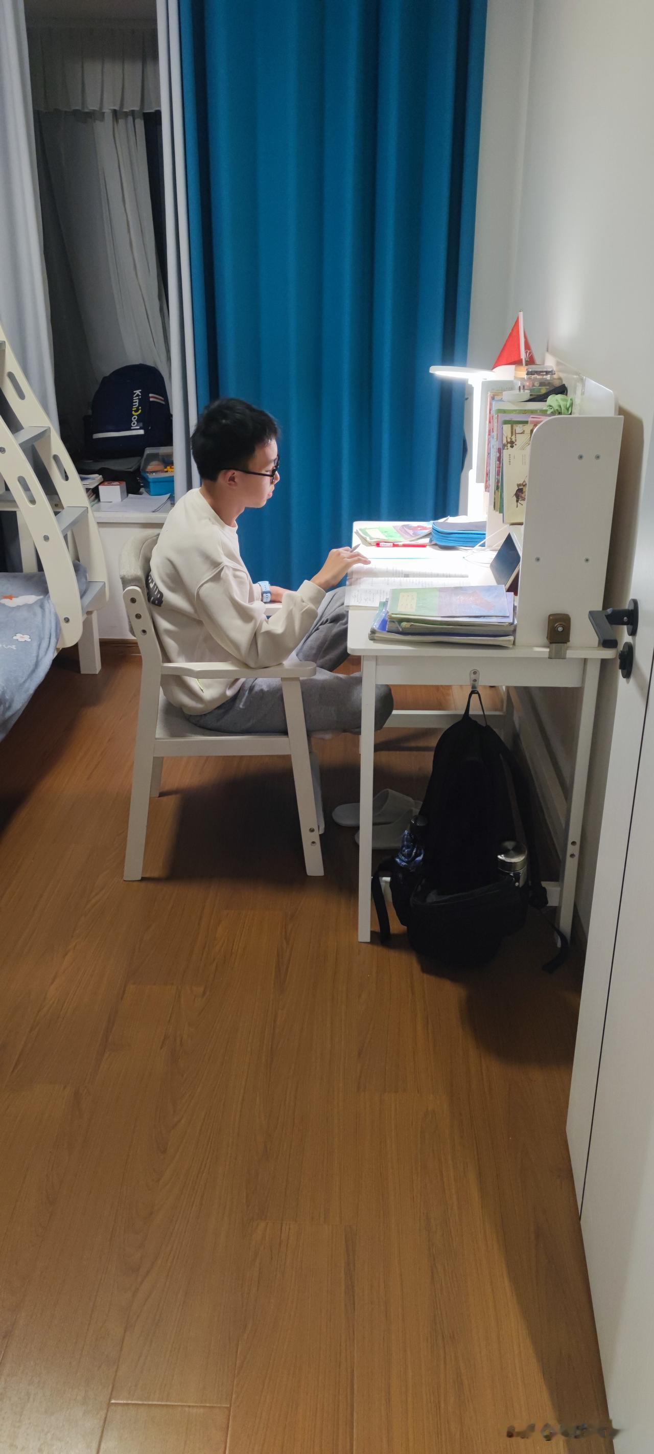 儿子九年级下第四次模拟考试成绩:
语文:79(120)
数学:50(120)
英