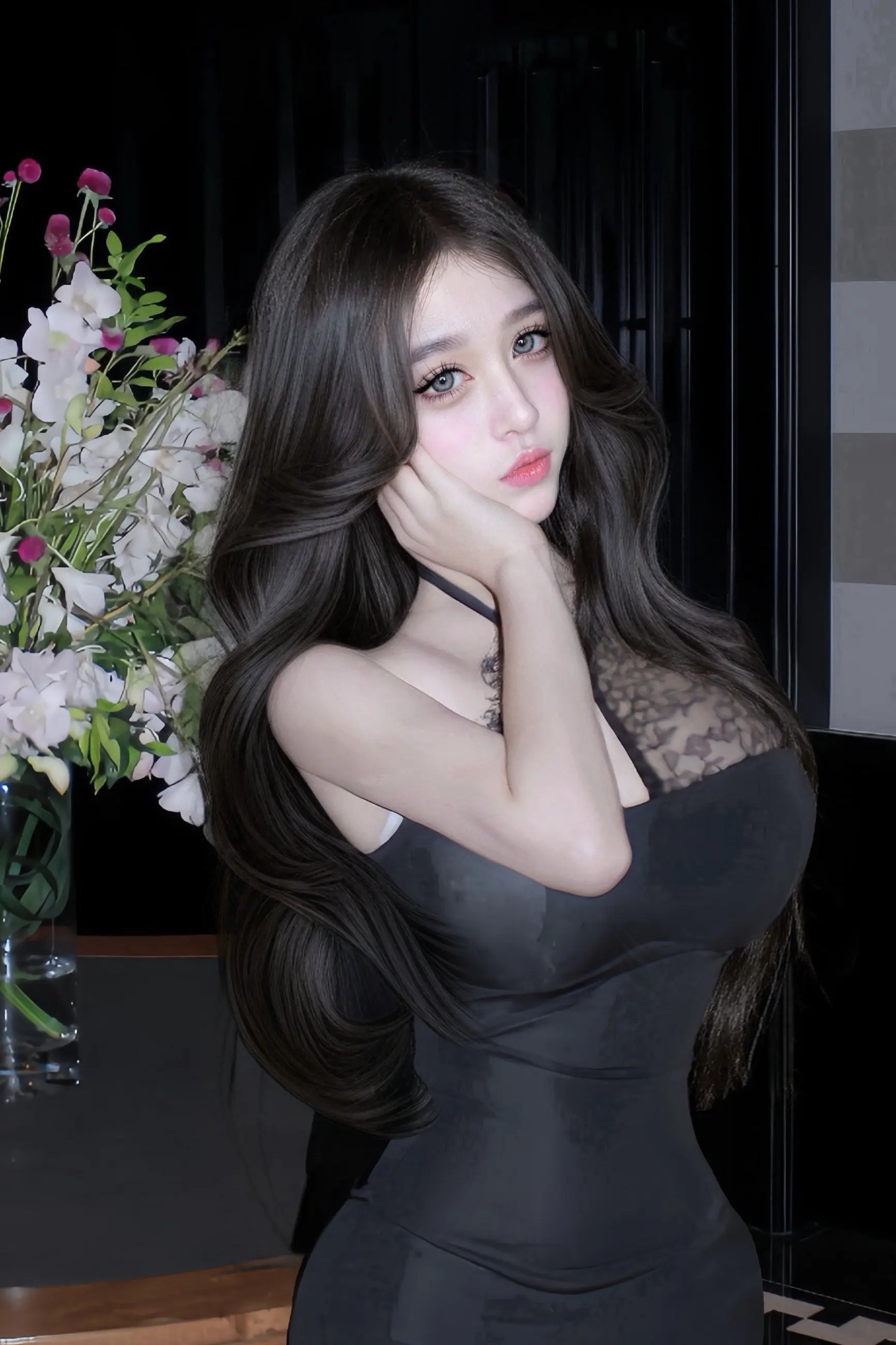 她指尖总有淡淡的木质香