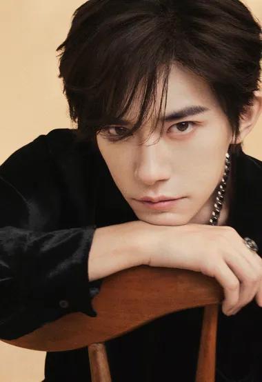 易烊千玺因身体原因终止原定进组安排顶流按下暂停键！易烊千玺因身心疲惫终止高关注度