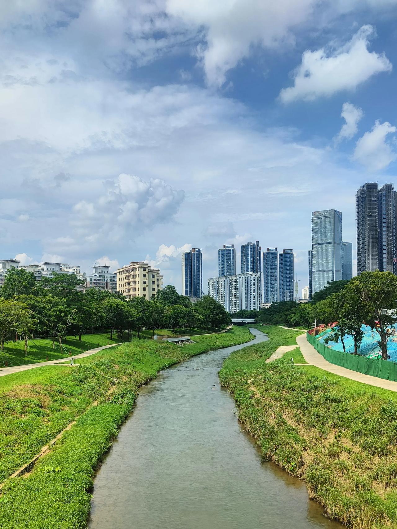 #夏日随手拍#深圳，沙河。
沙河流经西丽，还是一条小溪流(图1234)，除非下雨
