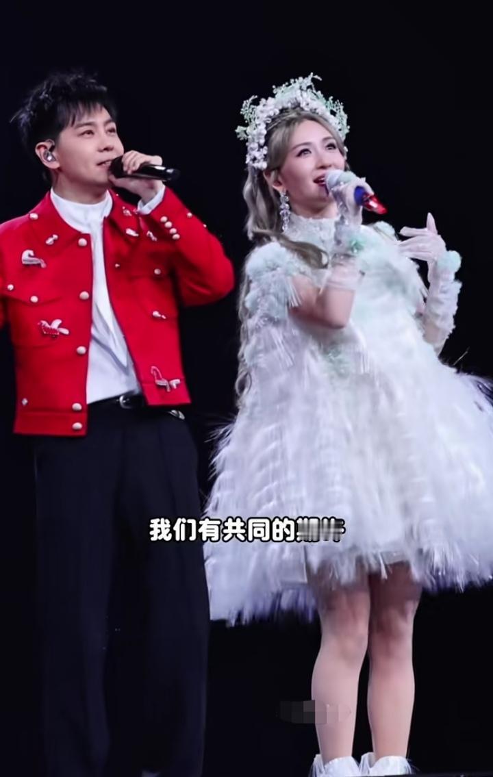 娜姐演唱会突然蹲到林志颖惊喜现身，两大童年回忆杀梦幻同框合唱，舞台瞬间被欢呼声掀