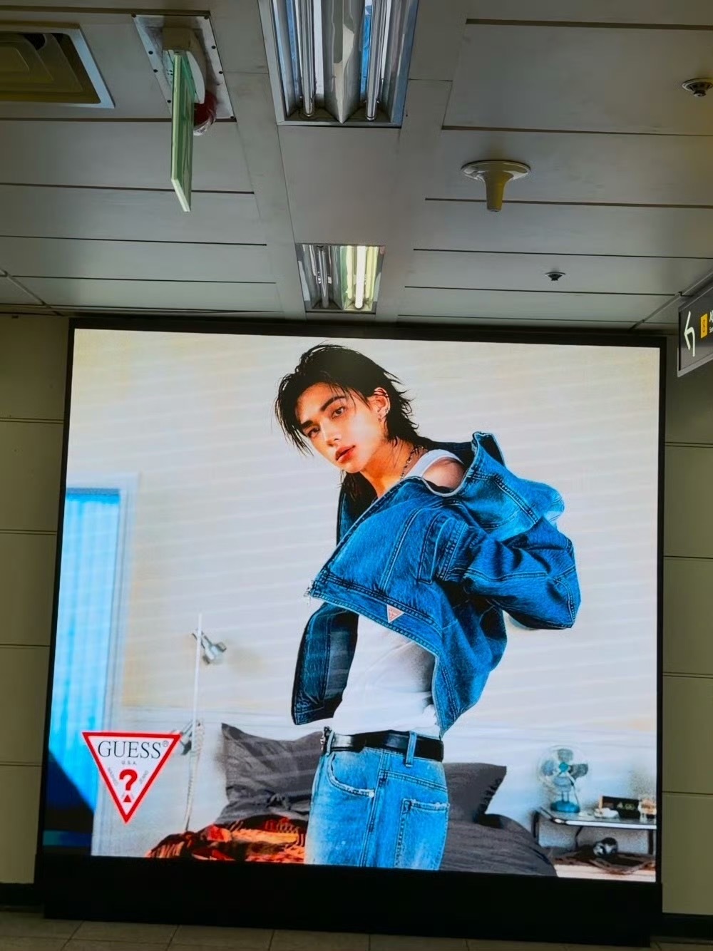 现在的弘大地铁站，已经完全被 GUESS黄铉辰的地广包围。光是弘大就有六处地广点