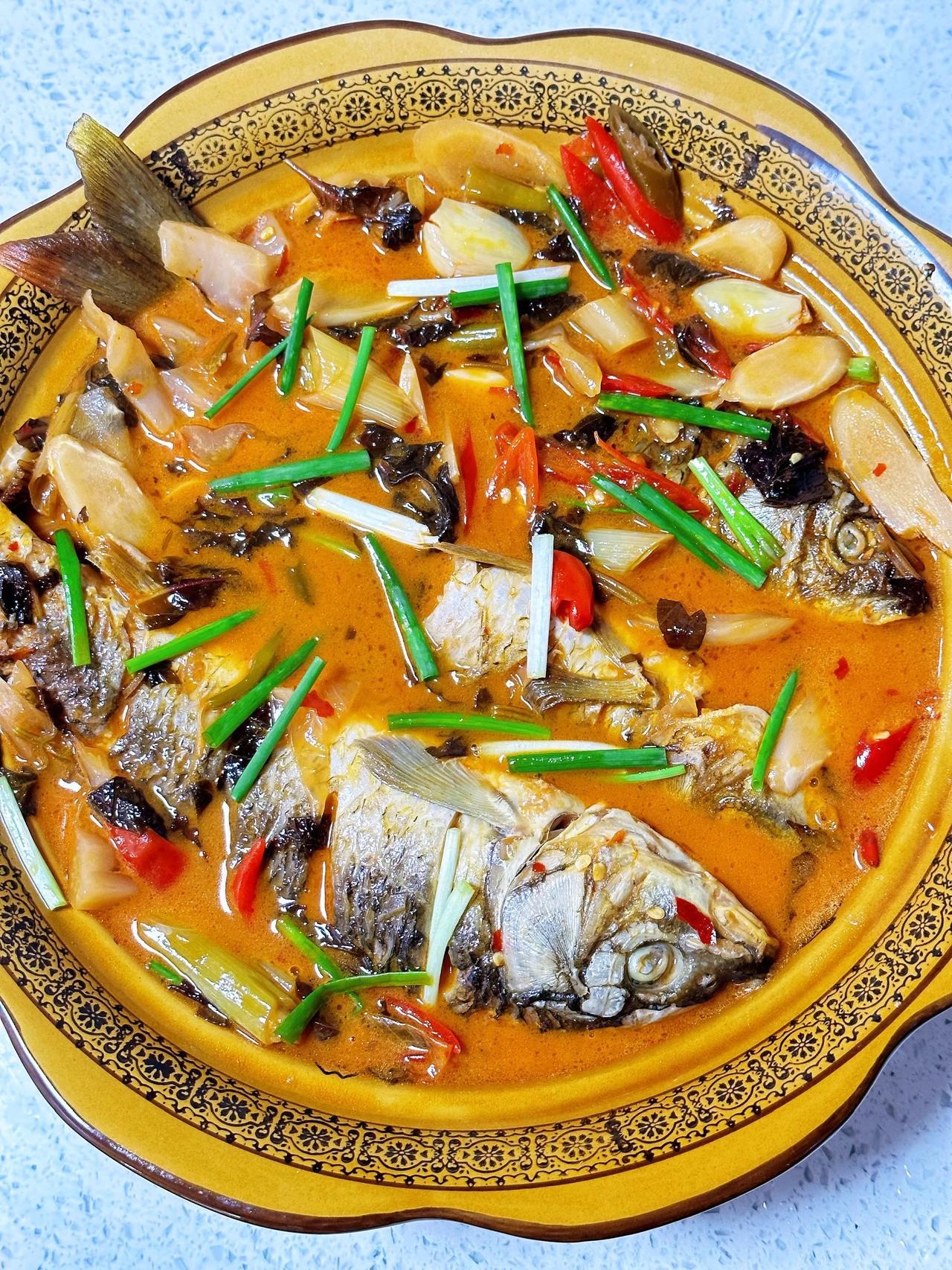 你们喜欢吃鱼吗，这样做，汤都能下三碗饭
《酸辣鲫鱼》
酸辣感十足，瞬间刺激你的味