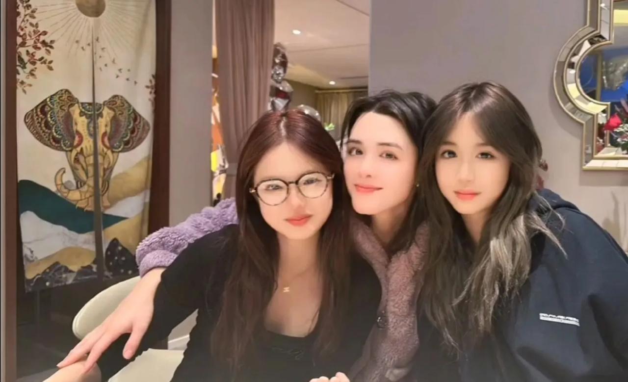 钟丽缇女儿，太令人惊讶了！

12月31日，23年最后一天，钟丽缇三个女儿却登上