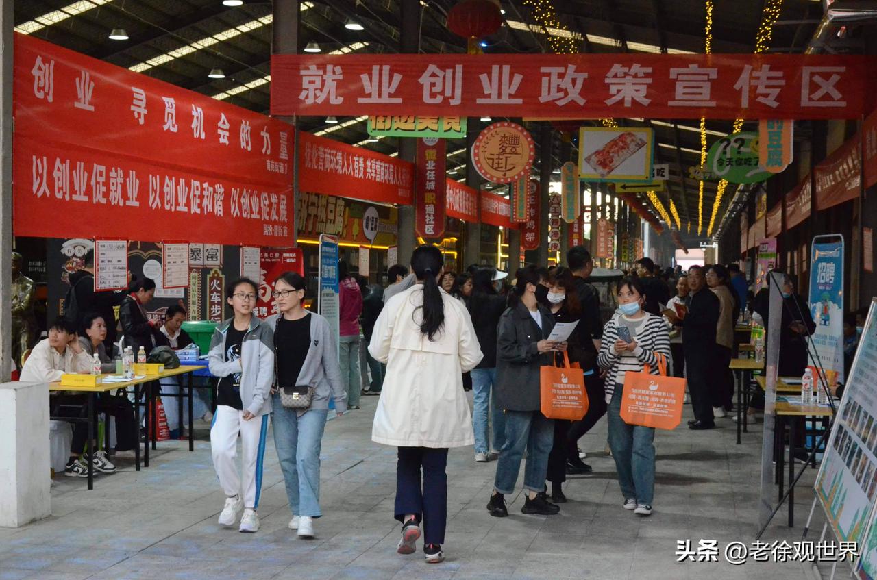 很多人刷短视频容易产生错觉，以为遍地高薪。数据显示，超八成男性月收入不足7000