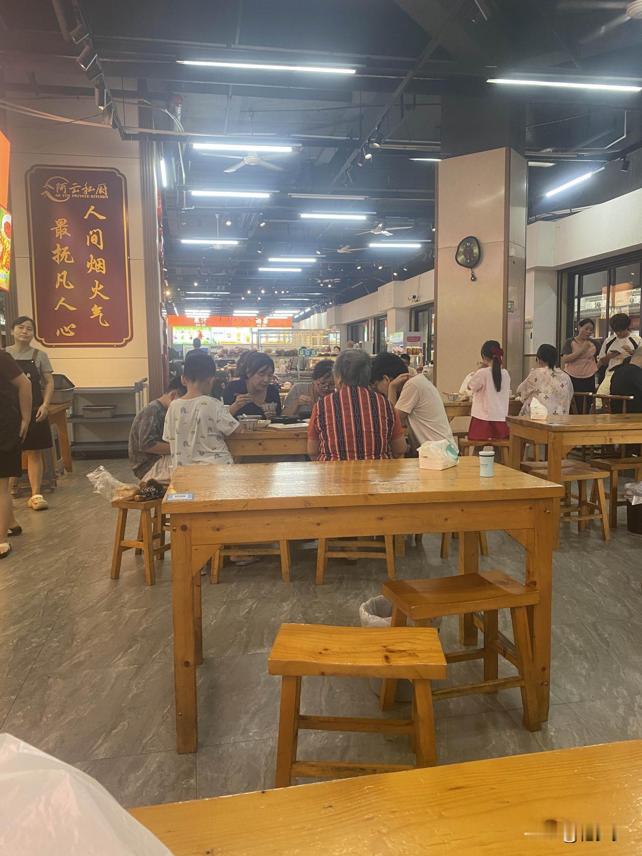 中午懒得开火做饭，索性带着孩子们出来外面解决午餐。
一进到餐厅瞬间被热闹的氛围感