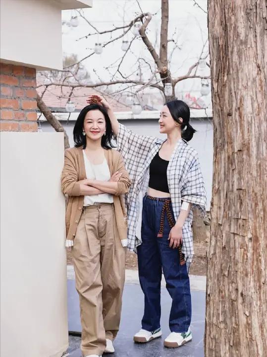 远离大小S的阿雅，整个人都美到“发光”！年轻时被嘲“丑”，如今45岁反而知性优雅