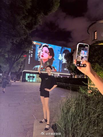 古力娜扎和金宝合影古力娜扎醒来金宝的排面娜扎站在金宝角色大屏前合影，现实与剧中角