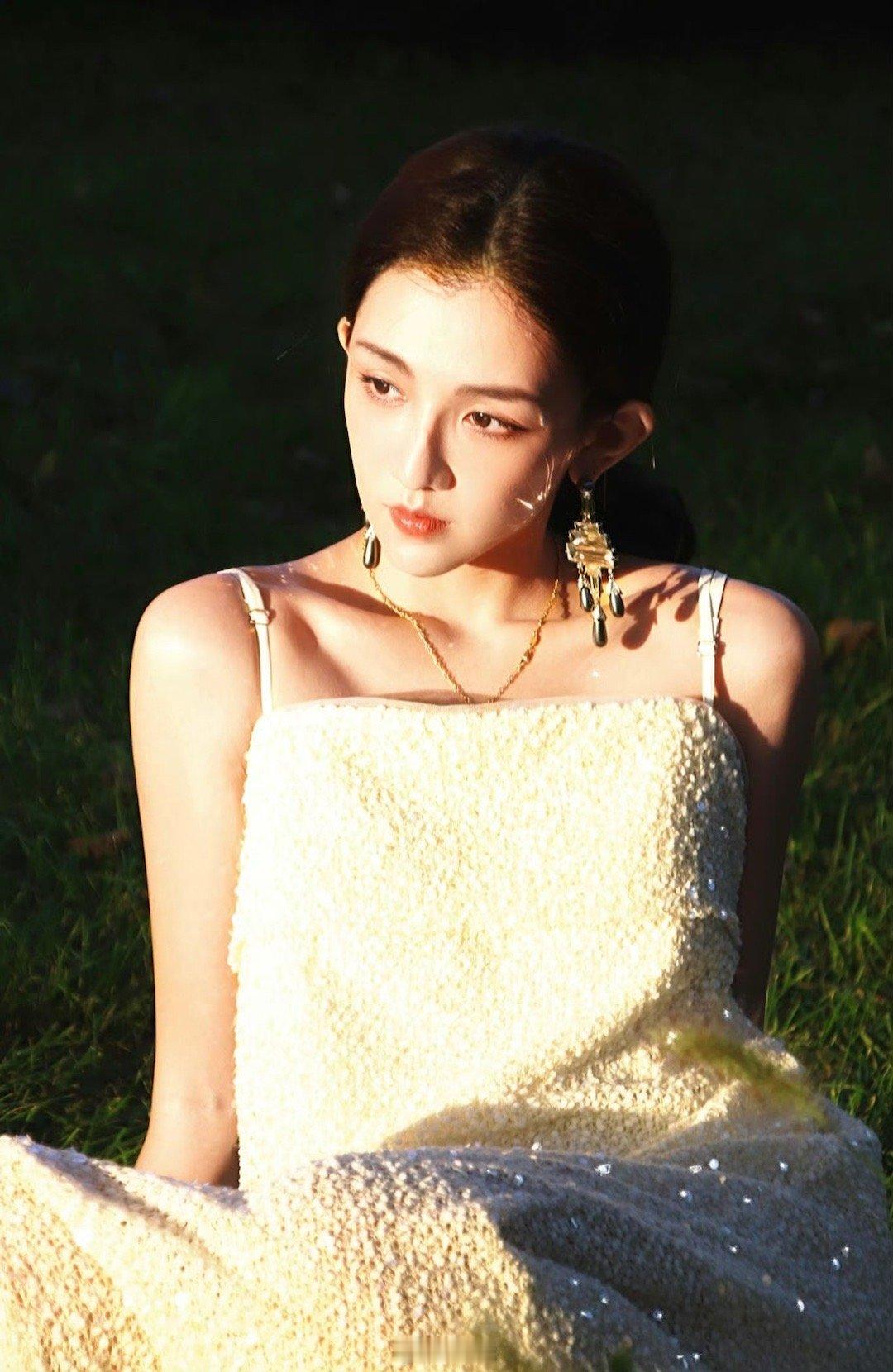 景瓷线下美成洋娃娃了  《爆水管》路演惊现真人版洋娃娃！景瓷的羊毛卷造型慵懒又精