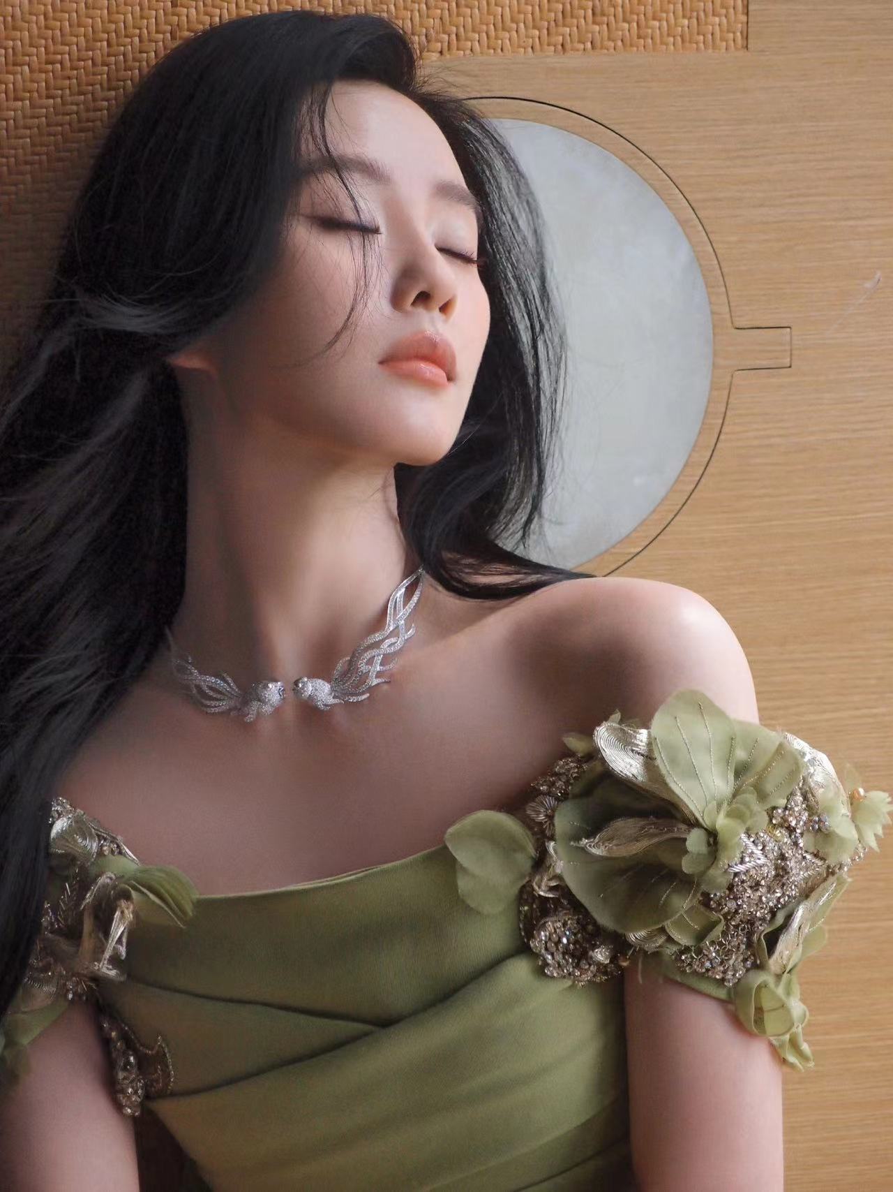 #刘诗诗淮竹绿裙##刘诗诗春夏高定#刘诗诗春夏高定，高级感拉满 ​​​
