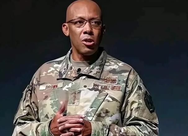 美国人现在终于知道害怕了，其空军参谋长四星级上将布郎说：中国的六代机虽然可怕，但