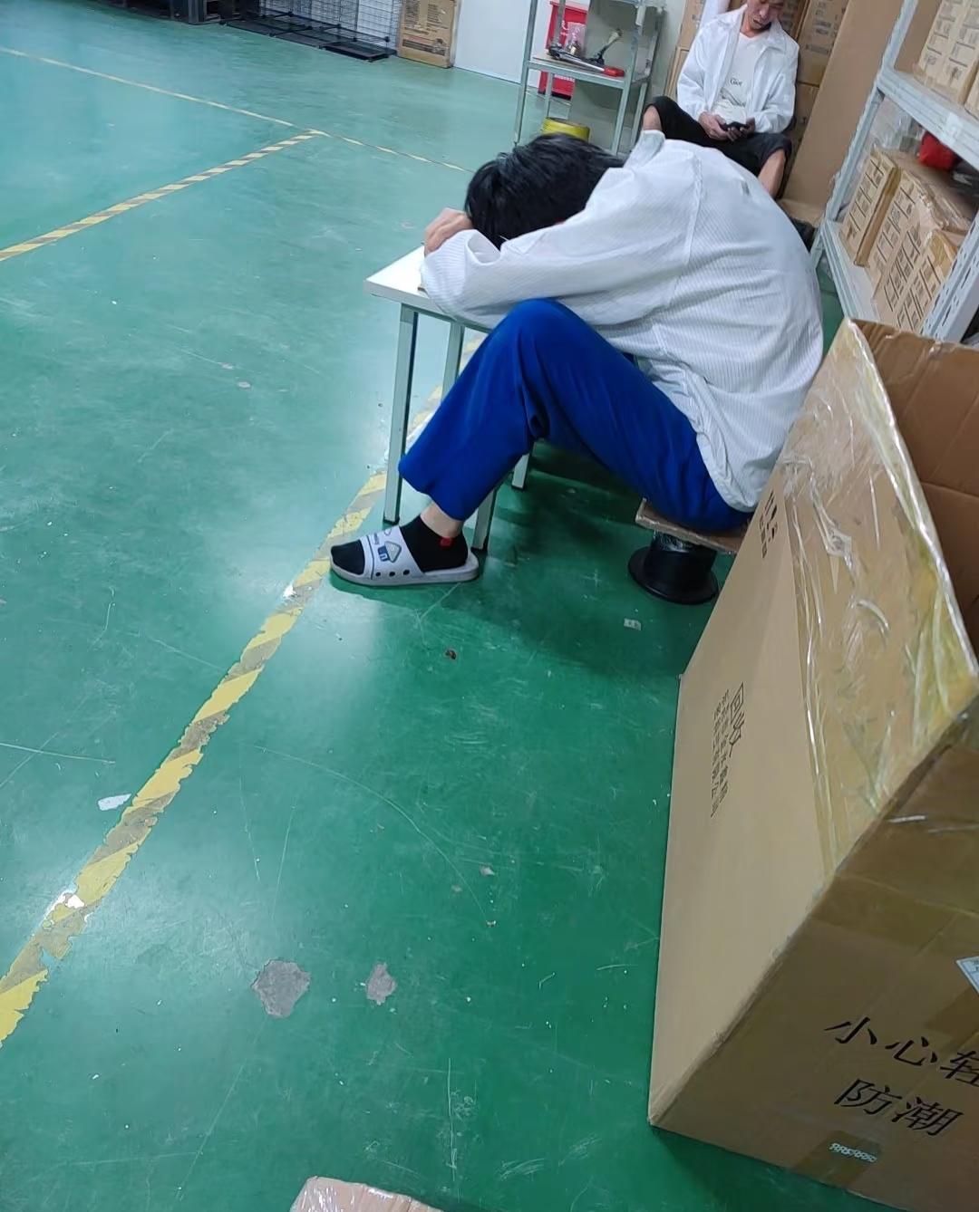 该员工上班时间睡觉让保安抓到了，偷偷拍了几张相片，然后保安叫醒该员工，保安对该员