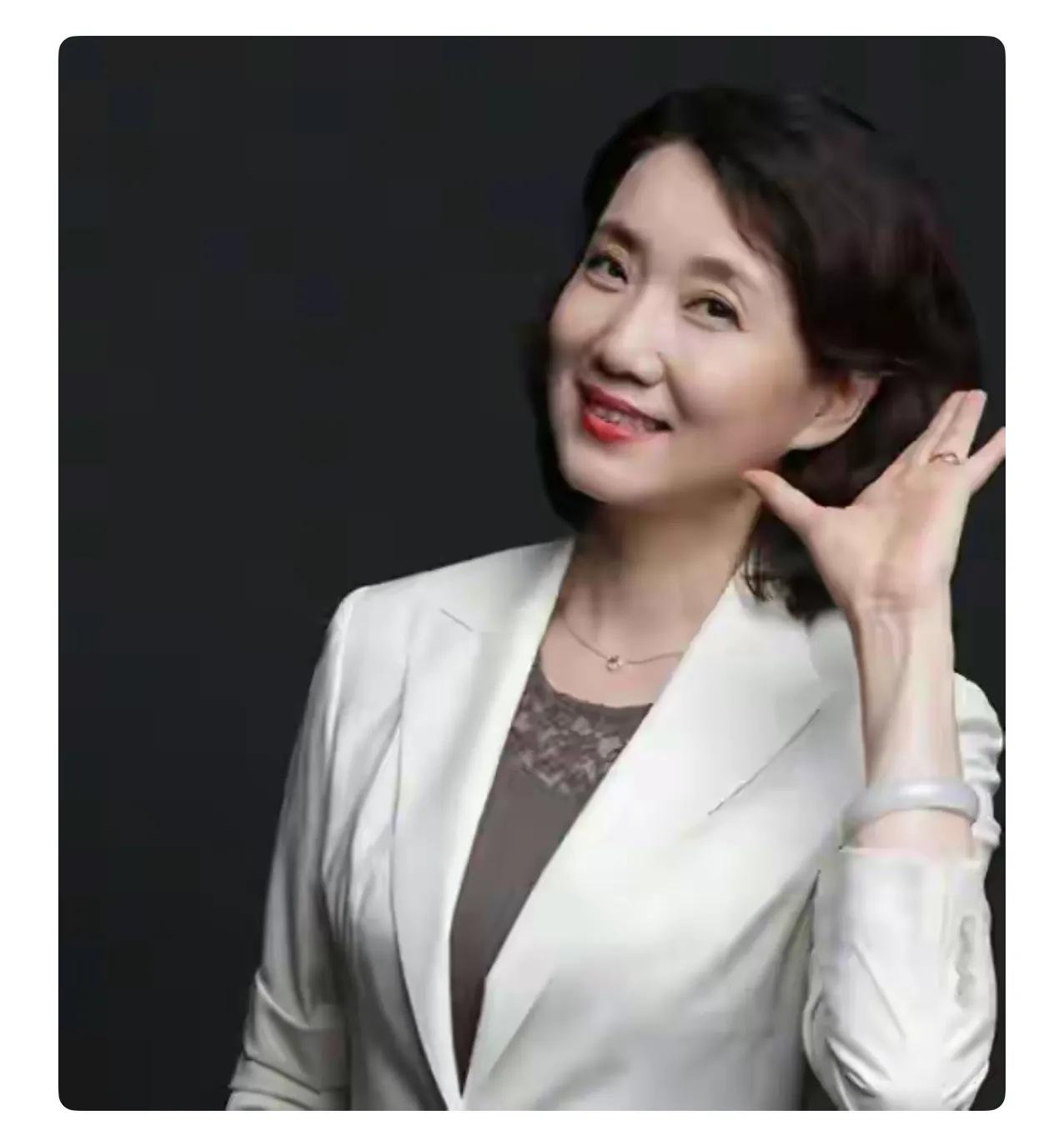 李修平幸不幸福我不知道，

李修平2005年和老公结婚，那时候她已经42岁了，婚