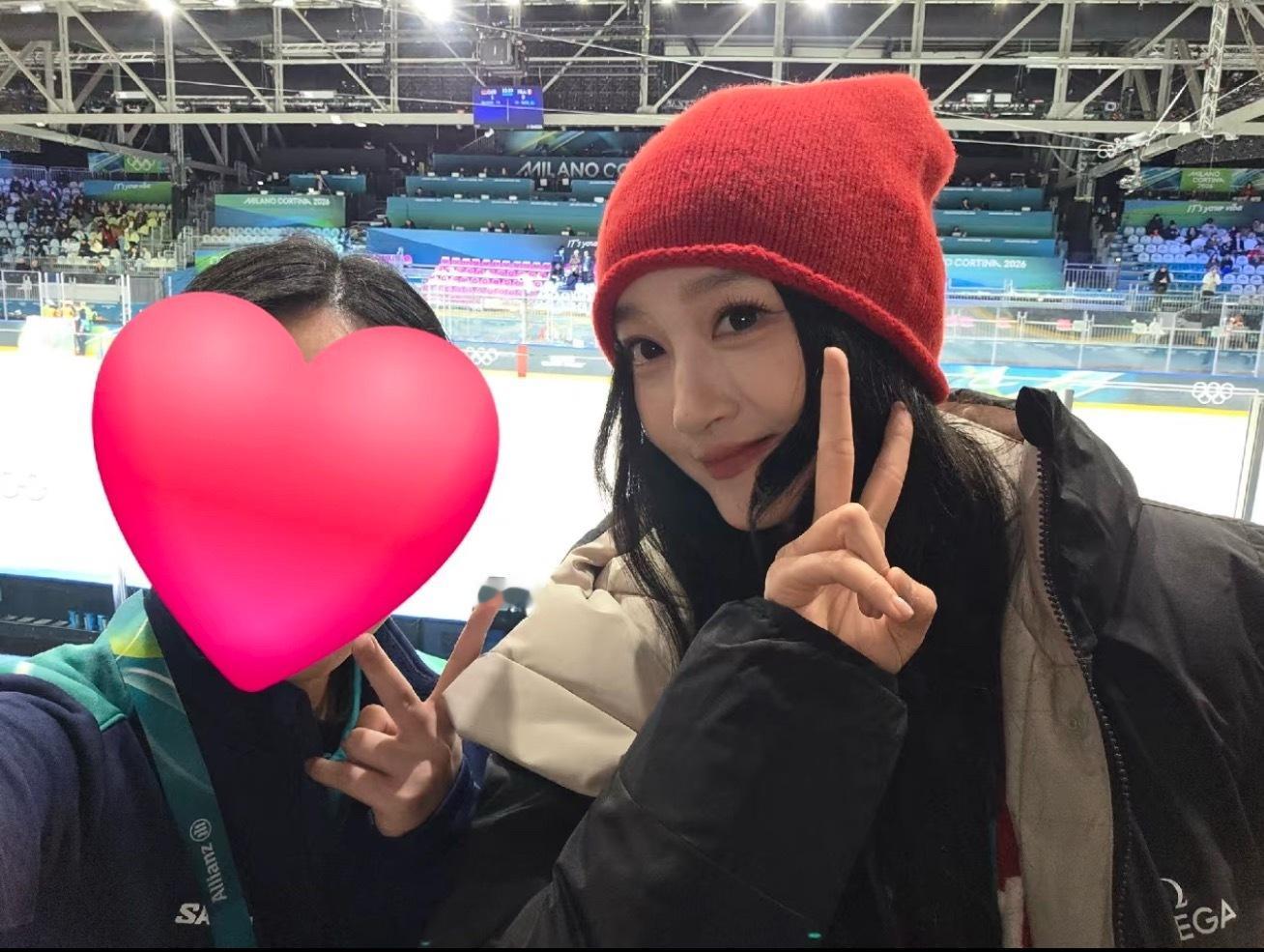 啊啊啊啊啊网友当冬奥会志愿者偶遇了晓彤！冬奥会偶遇关晓彤看冰球比赛 关晓彤去米兰