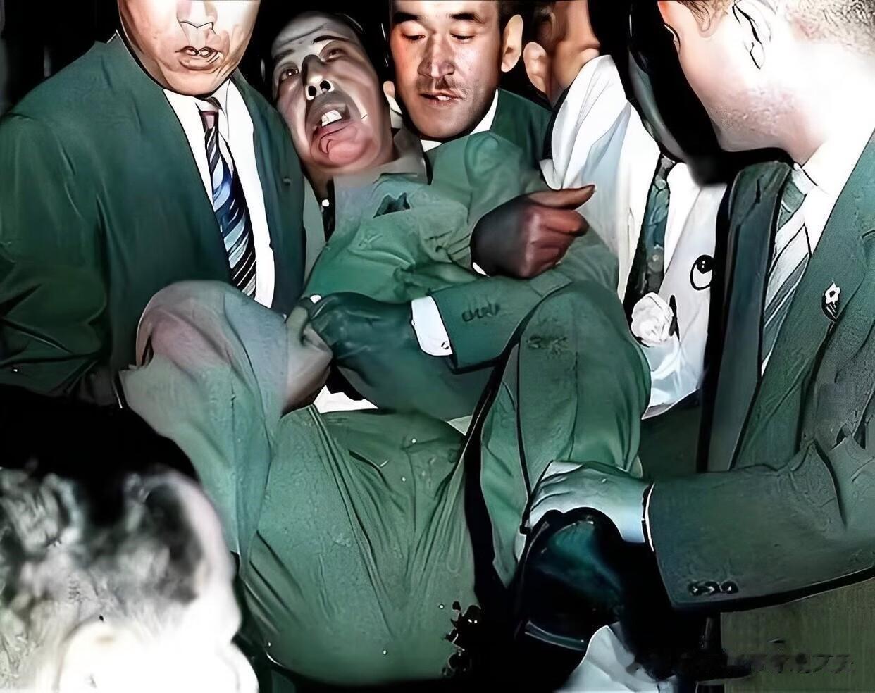 这是1960年，日本第56任首相岸信介被刺杀后的画面，让他想不到的是68年后，他