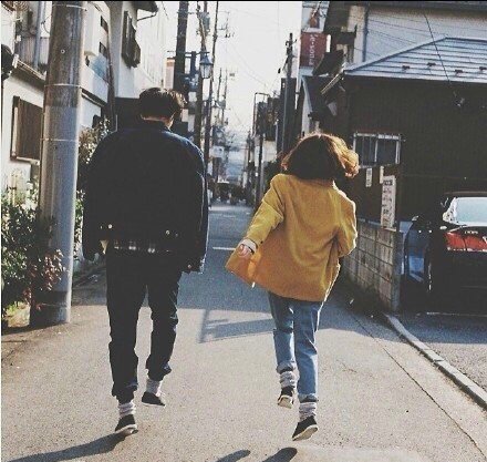 你来人间一趟，你要看看太阳。 和你的心上人，一起走在街上。——海子《夏天的太阳》