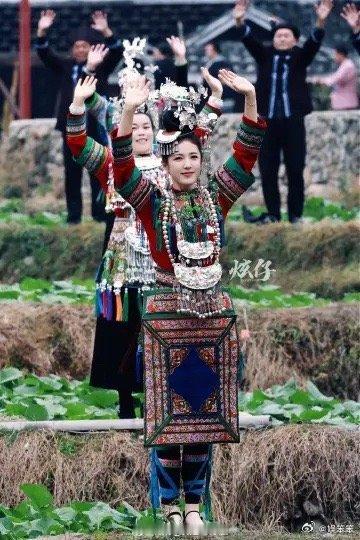 曾黎完播率200%的舞台诞生了 完播率200%绝非偶然，曾黎的舞台似夜空惊雷，刹