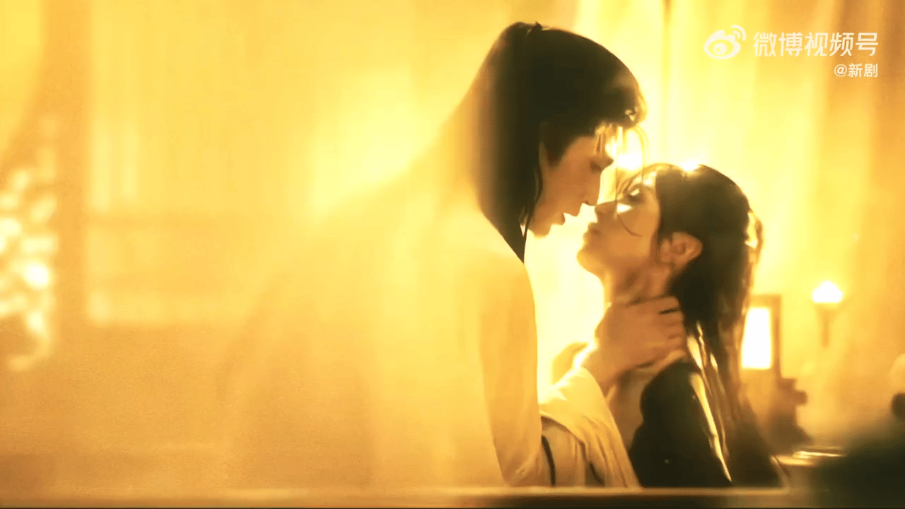 逐玉 纵使此刻格外喧嚣，我的眼里也只有你。“第一次拍长玉，不太熟练。”“我镜头下