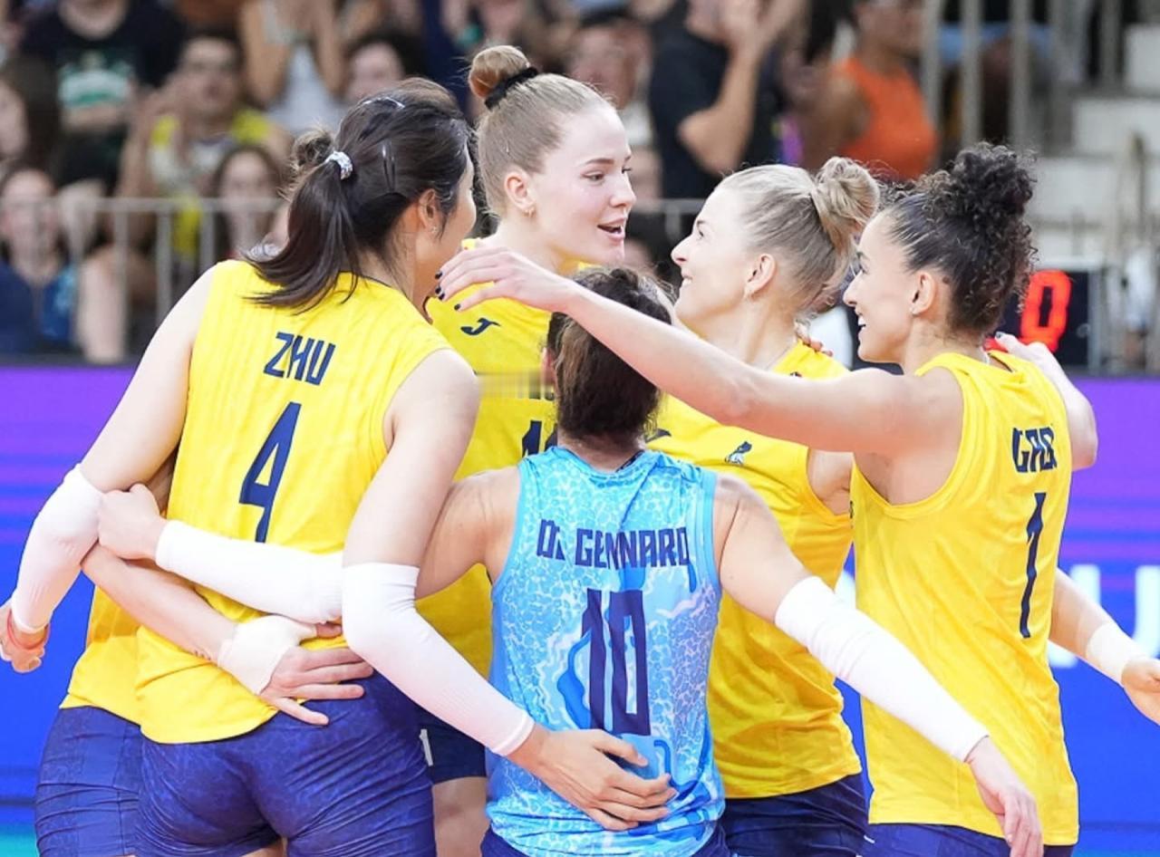 北京时间12月10日凌晨，2025女排世俱杯B组，科内利亚诺3-0横扫美国奥兰多