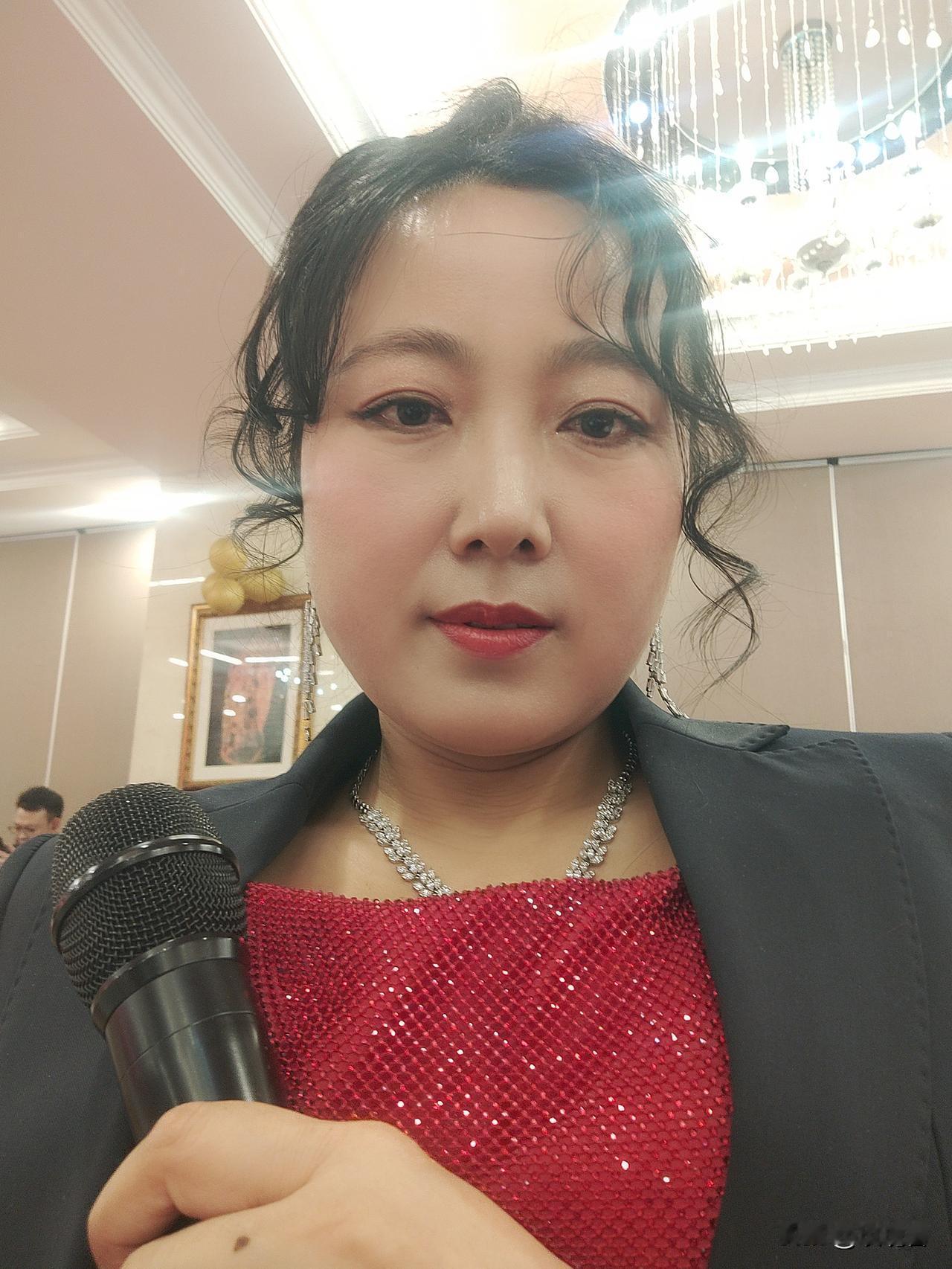 人到中年要不要认真打扮自己我认真打扮起来了，是不是太认真了呢[捂脸]，有点说不出