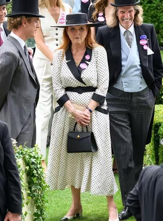 怪不得当年安德鲁的妻子萨拉出轨，被记者拍到，他还不愿意离婚，被他父亲菲利普亲王强