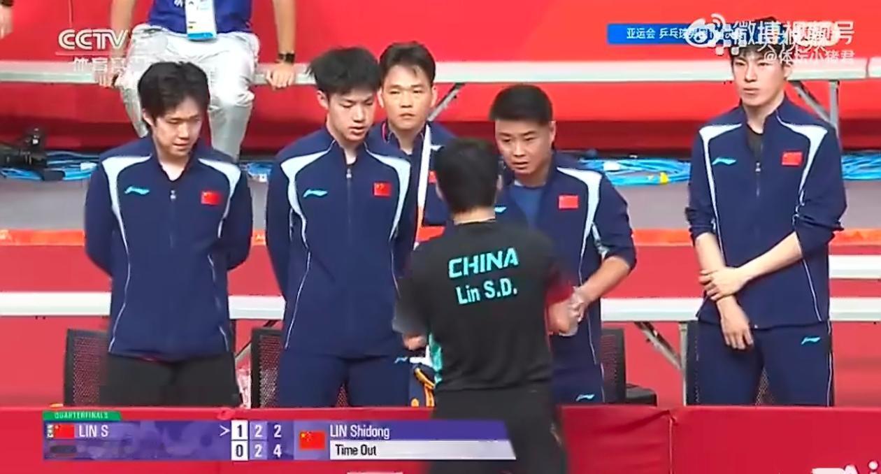 王皓指导提醒他：“人要自信一点，坚定一点。”
      可林诗栋真的是缺乏自信
