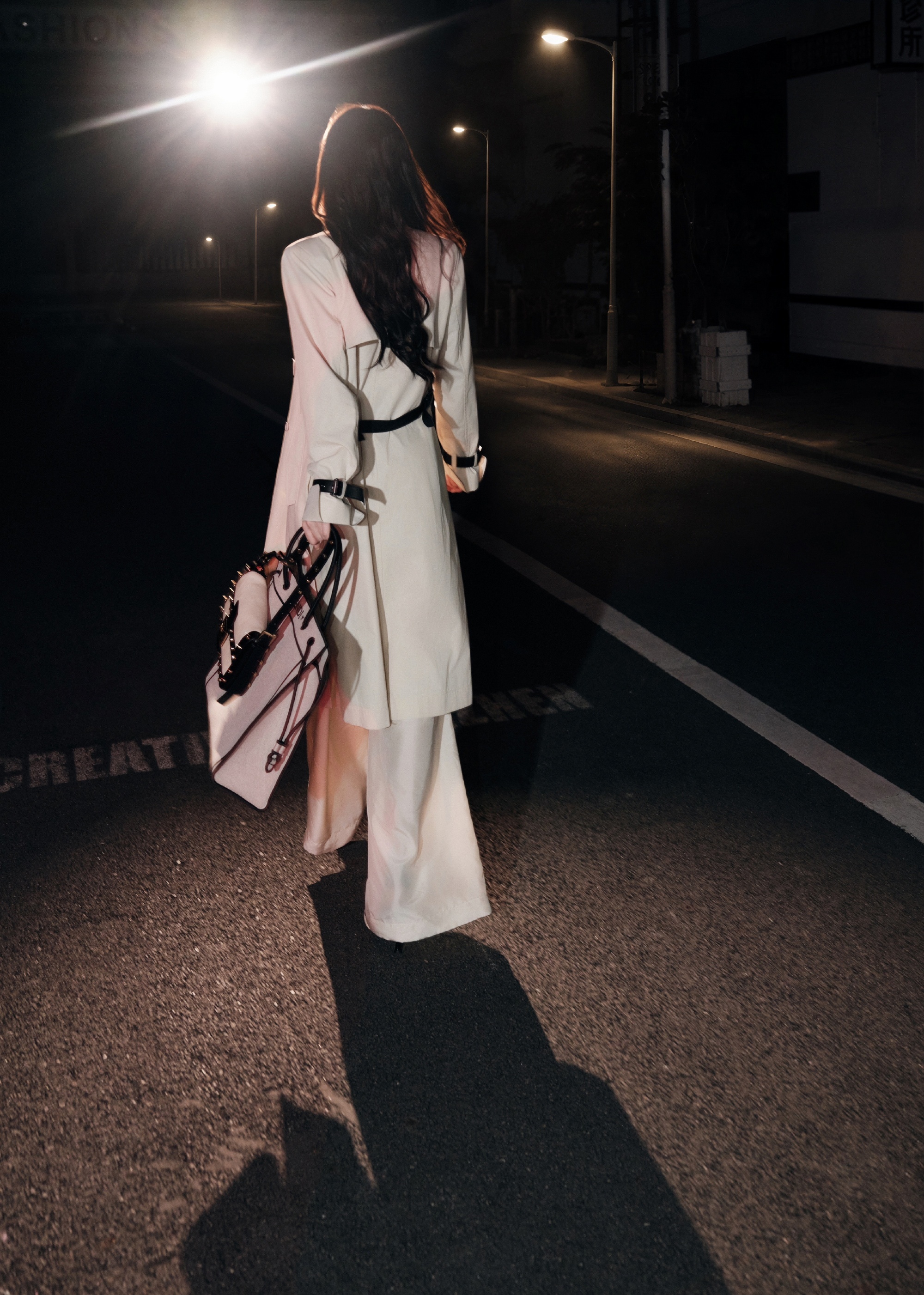 孟子义身穿FENDI 2027早春超季系列亮相机场，出发米兰，即将出席FENDI