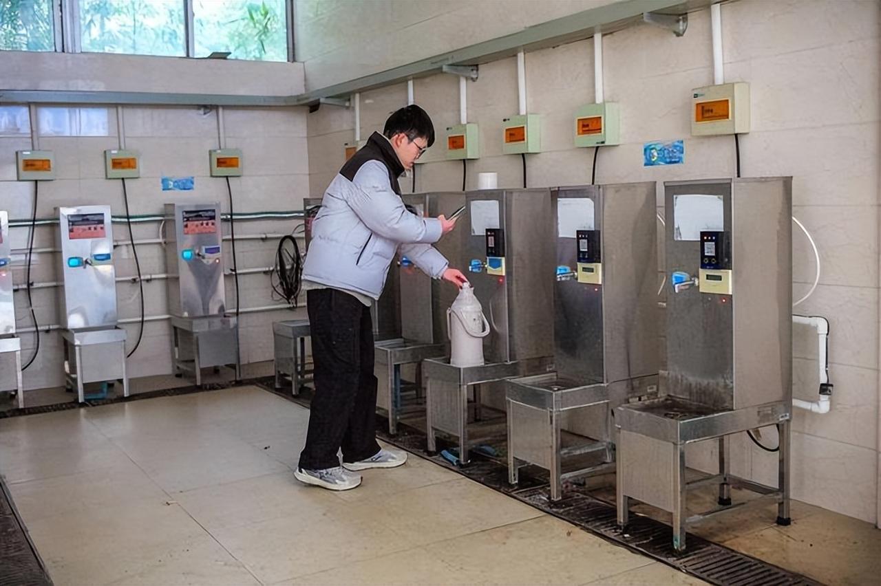 一桶泡面5块钱，泡它的热水要6块。这个倒挂出现在某高校的校园里。
 
学生买泡面