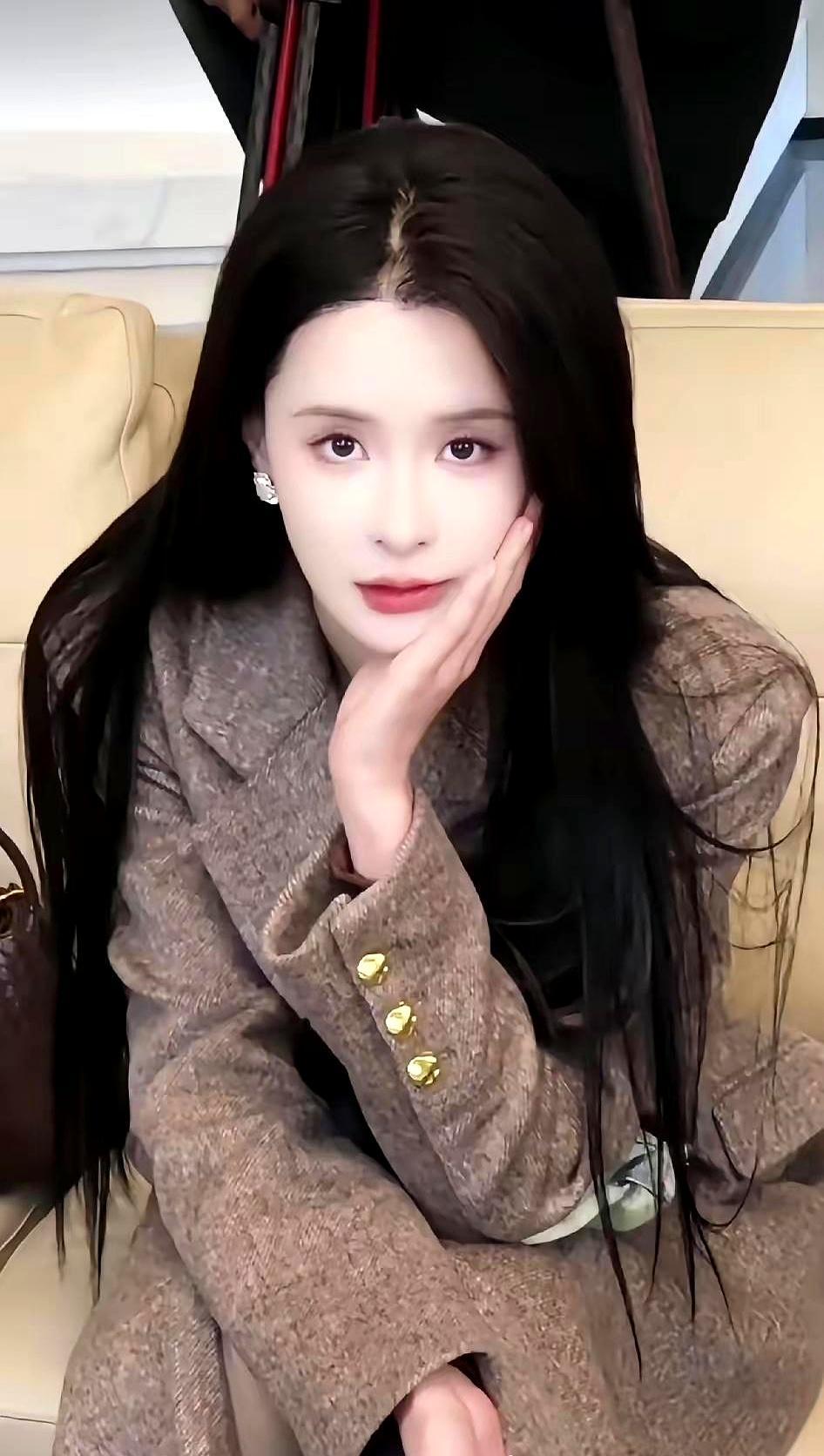 去年九月，孟娜签进听花岛，结果直接“失业”半年。公司没戏给她，她只能在家对着空气