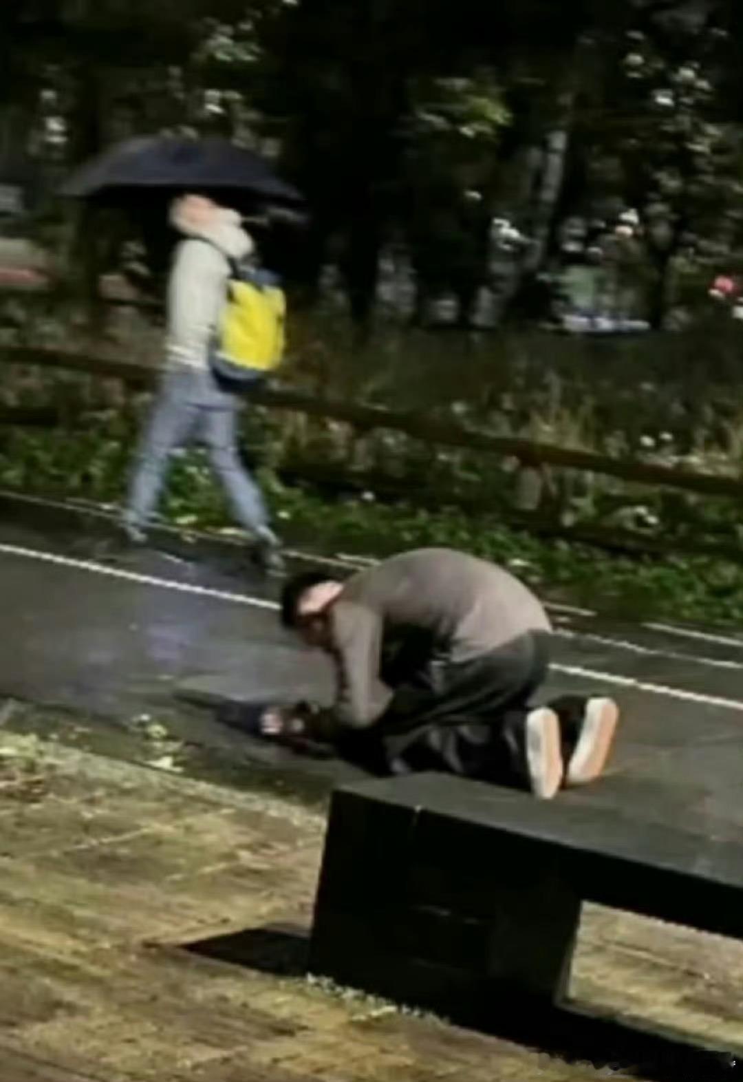 汪小菲 下跪 在装什么啊？先把大S的钱还了吧 