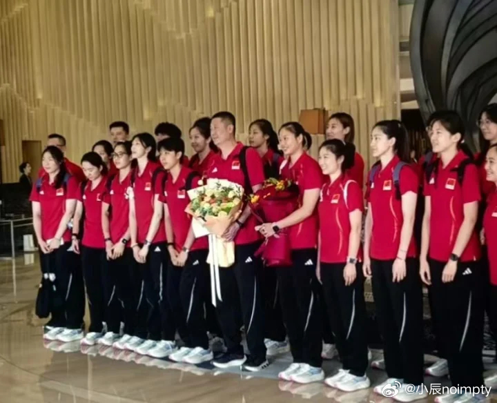 中国女排已经到达天津 应该是所有球员都去了全力备战