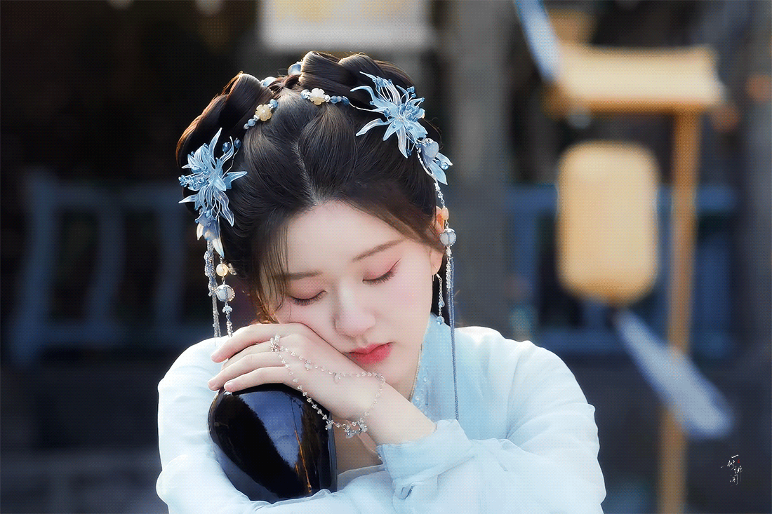 神隐还是播早了好莫名其妙的词条啊，不敢给赵露思大名上热搜就暗戳戳搞这些？只知道阿