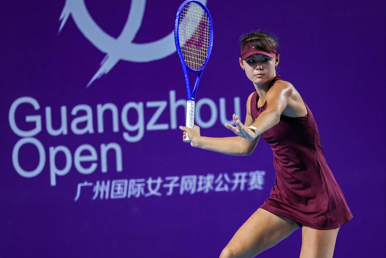 孙心然击败萨王凯！
18月27日，WTA250广州网球公开赛女单首轮，持外卡参赛