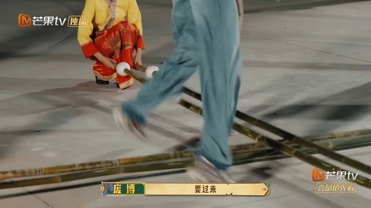 黄子弘凡跳竹竿舞点到笑穴谁能扛得住全程大笑跳舞的黄子弘凡！踩竹竿的时候一刻不停笑
