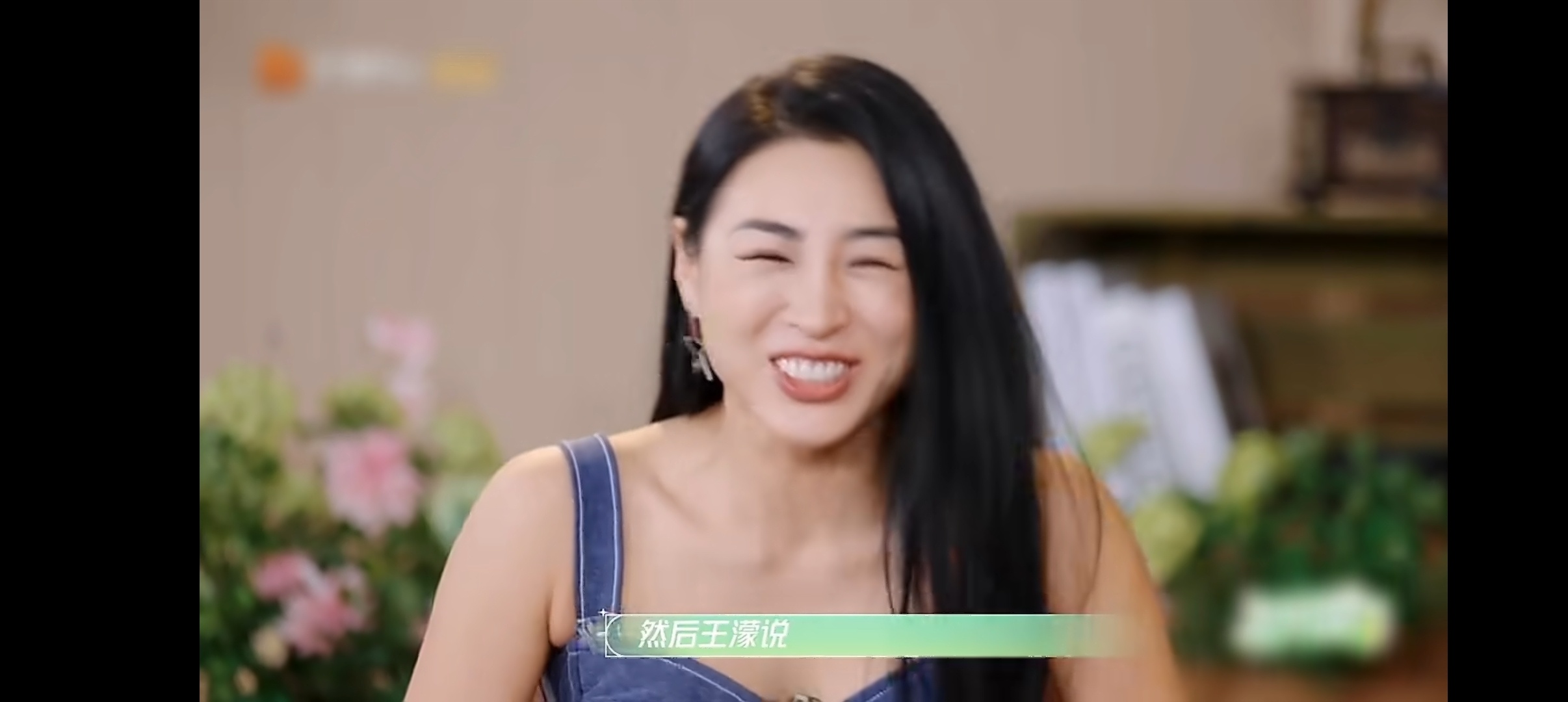 曾沛慈王濛半夜抢被子 哈哈哈哈笑亖，王濛半夜冷还拽不动被子，只盖了个床笠，结果第