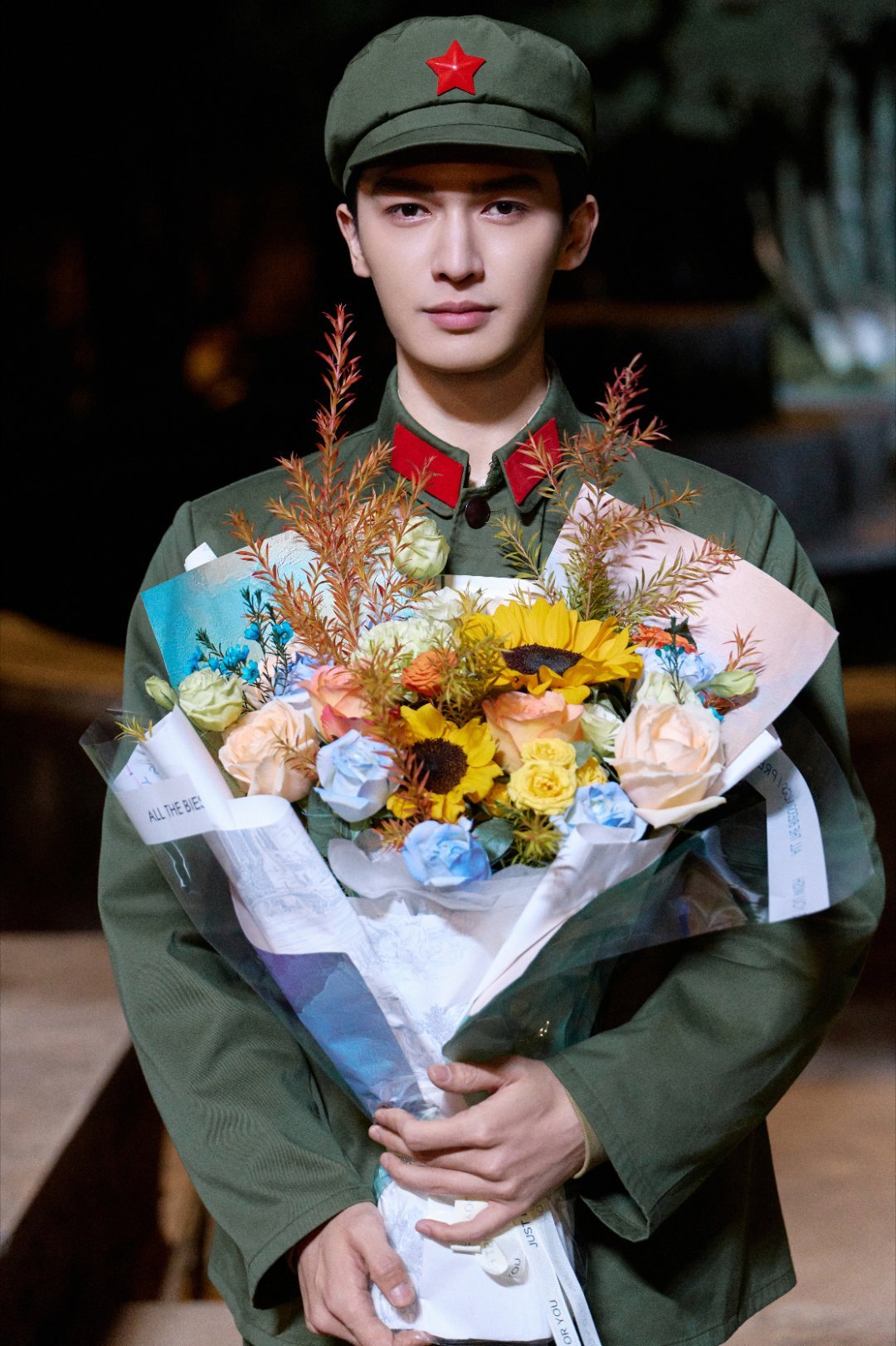 朱正廷的正是板正的正朱正廷的“正”果然是板正的正！《红舞鞋》军装造型杀疯了，肩线