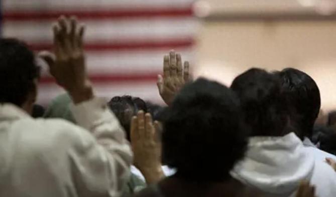 【特朗普“一刀切”，禁 19 国移民入籍，合规者数年等待成空】特朗普政府近期以华