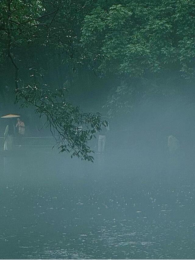 0900经历过风雨，心会变得更坚韧，擦肩而过的人，挥一挥手说声，再见。相信，最爱