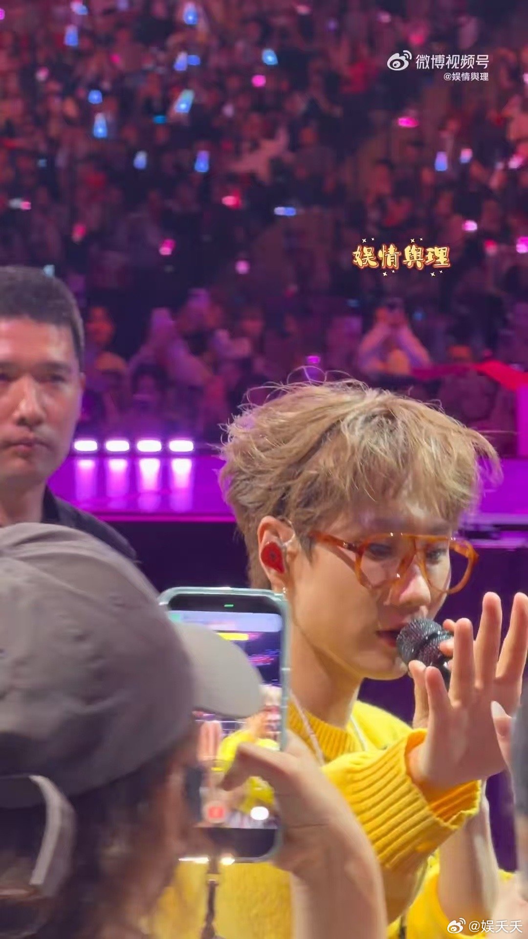 汪苏泷在演唱会上抱了妈妈 汪苏泷和妈妈的拥抱太治愈了！粉丝集体上演大型变脸现场：