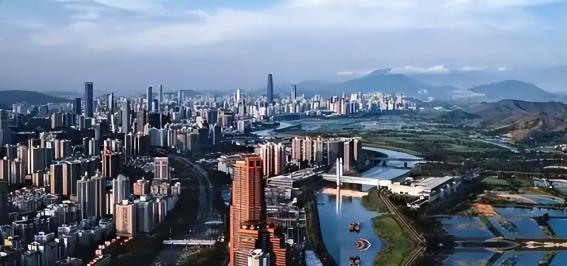 “晚一秒就万劫不复！中国该立刻向美国低头，交出发展权才能保命！” 很多人现在再回