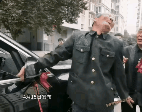 从前是的新娘新郎结婚大家都站在路边为他们祝福
现在的大爷大妈打着讨喜钱愰子简直算