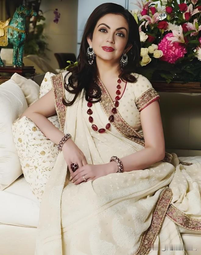 印度首富老婆：600个仆人伺候，每块宝石都有手掌大，鞋只穿一次！当印度人还在吃上