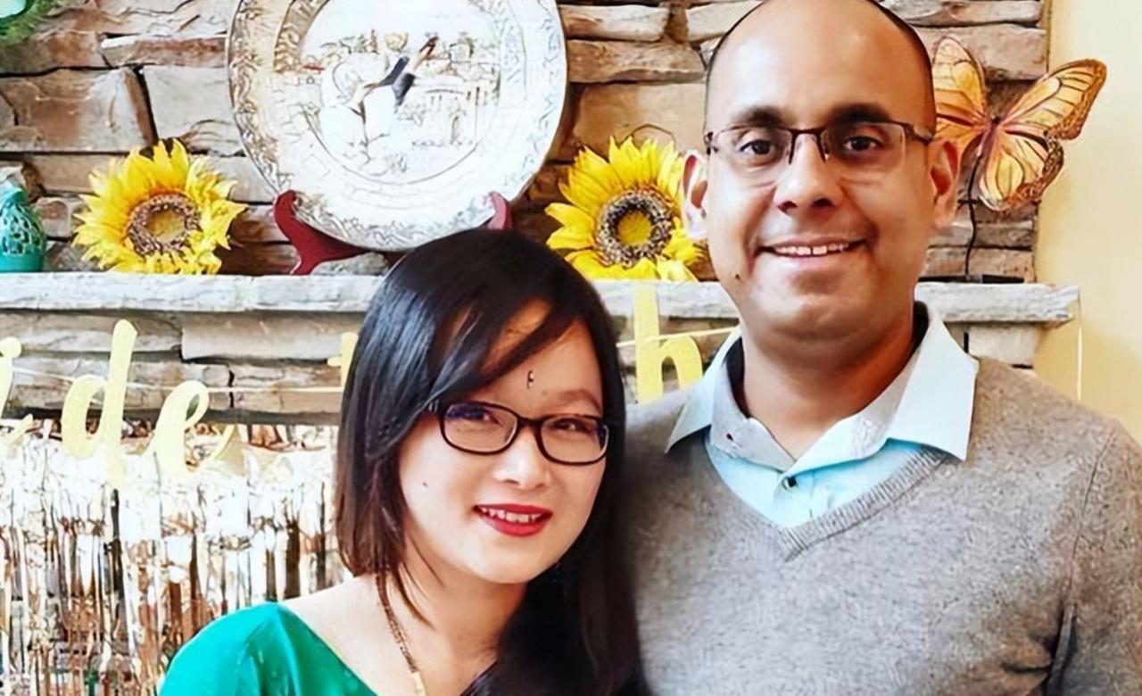 2026年3月16日，唐人街的街角，郑墨沫把身上的破风衣裹得更紧了些。


在她