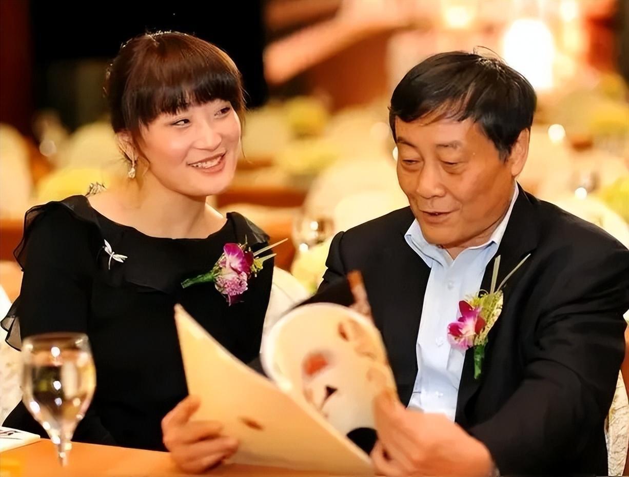 宗馥莉辞职！一首长诗记录其注定不平静的人生
 
廿载深耕侍父旁，基层砺剑识炎凉。