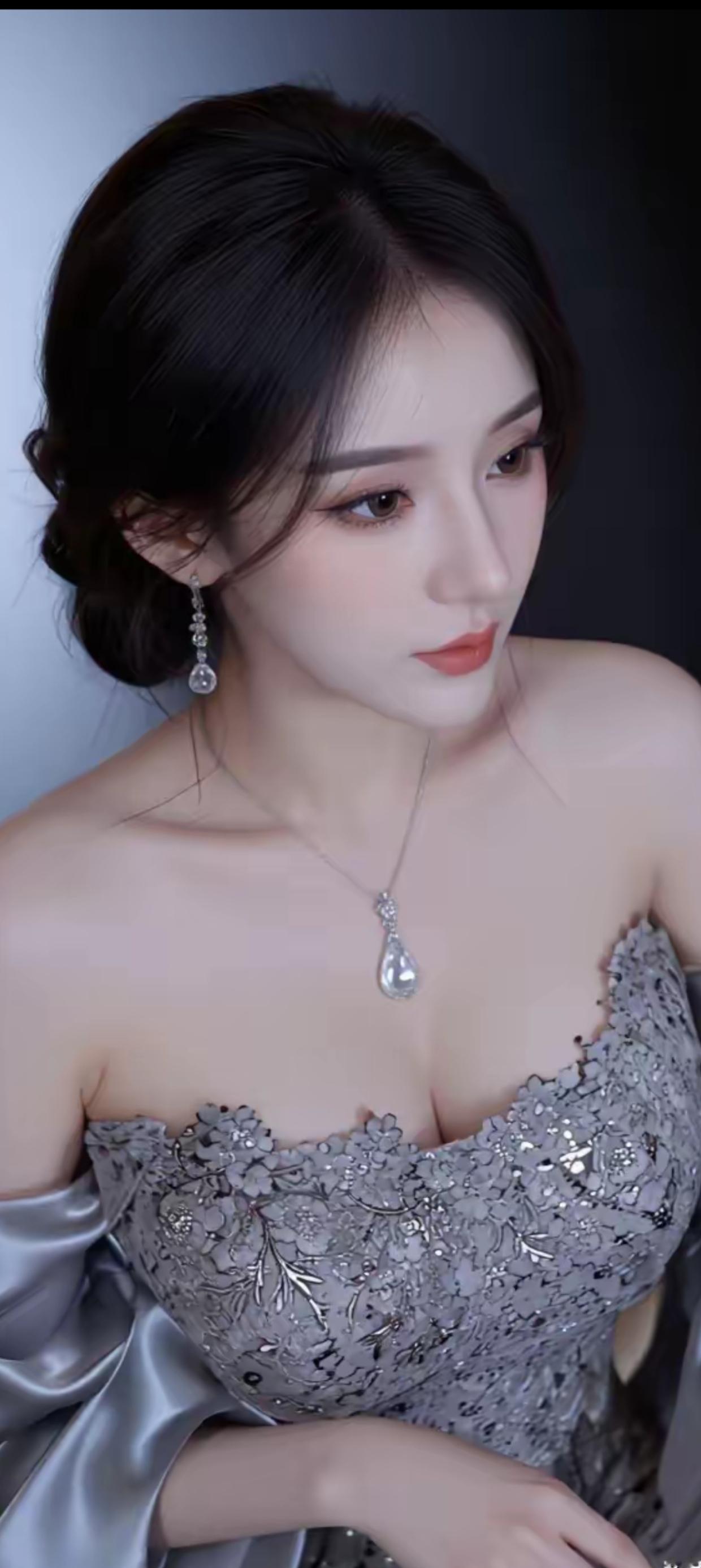 优雅复古的婚纱，精致的花纹刺绣，搭配闪亮的耳饰，尽显高贵气质。