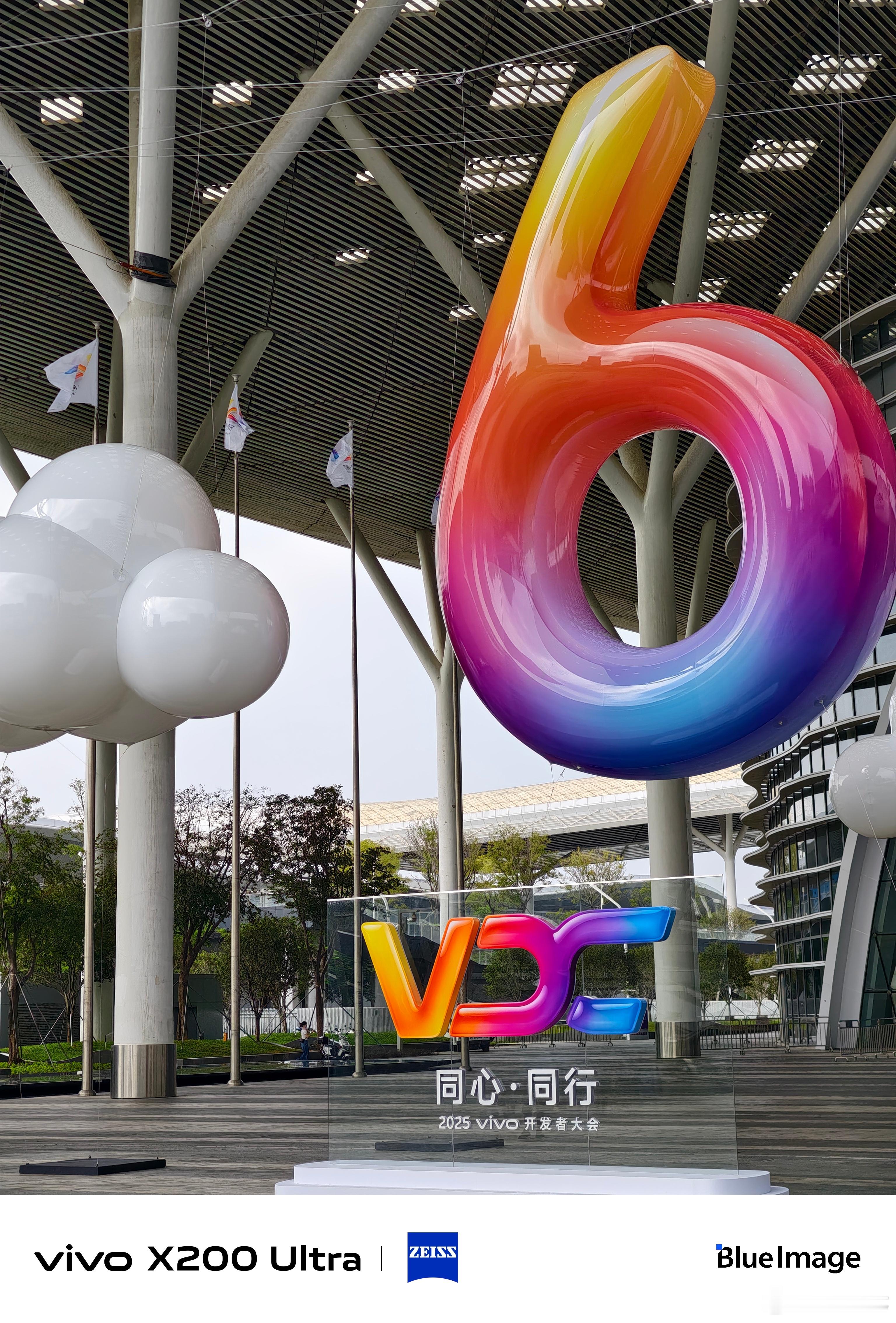 抵达vivo开发者大会现场，一会全新的Origin OS6即将发布，现场还偶遇导